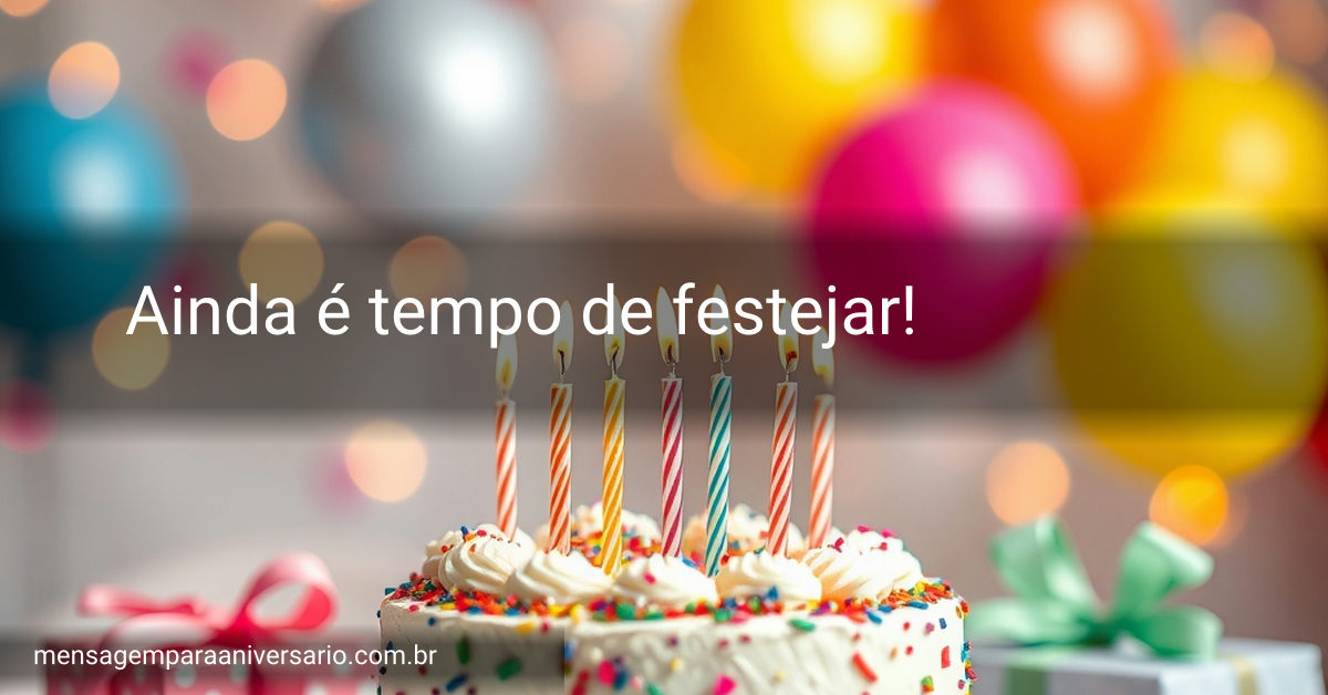 Cena festiva de aniversário com bolo decorado, velas acesas, balões coloridos e confete decorativo.