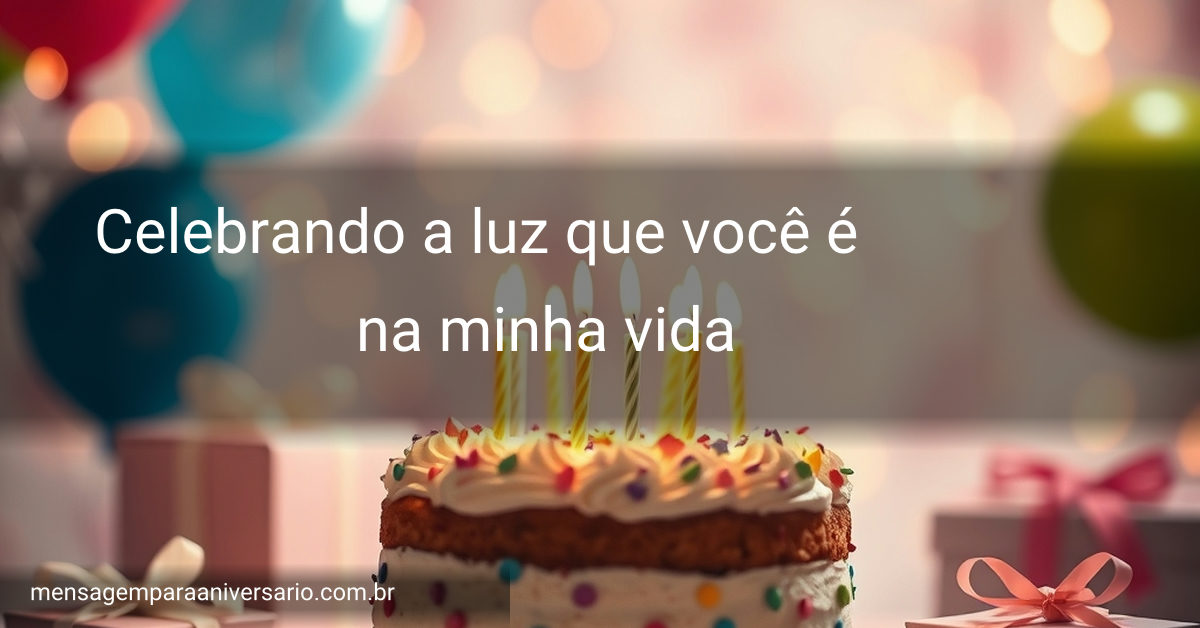 Cena festiva de aniversário com bolo, velas, balões e confetes.