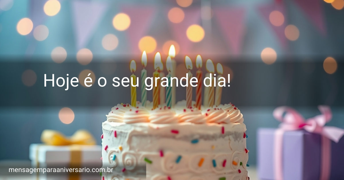 Uma mesa decorada para um aniversário, com um bolo, velas acesas, balões coloridos, confete espalhado e presentes embrulhados.