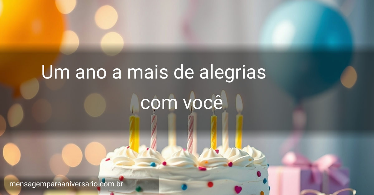Uma decoração festiva de aniversário, com bolo, velas, balões e presentes ao redor.