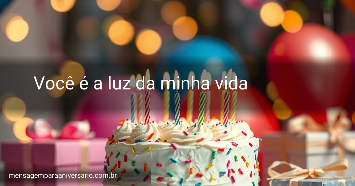 Cena festiva de aniversário com um bolo colorido, velas acesas, balões, confetes e luzes bokeh.