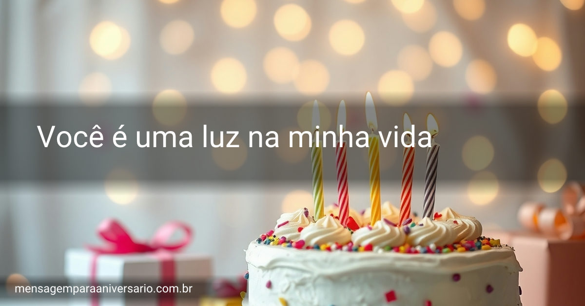 Cena festiva de aniversário com bolo, velas, balões, confete e presentes.